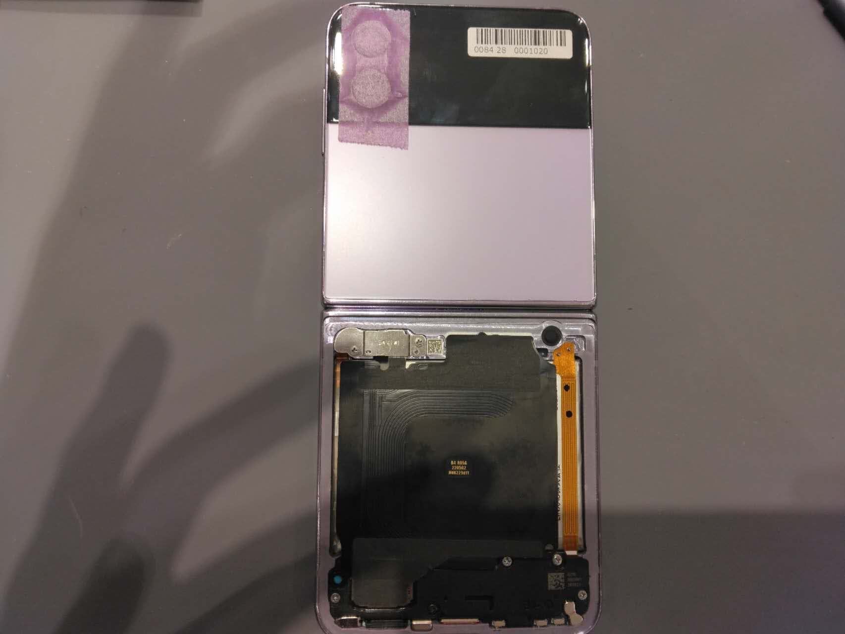 【幕張よりご来店】Galaxy Z Flip4のバッテリー交換修理のご依頼をいただきました！